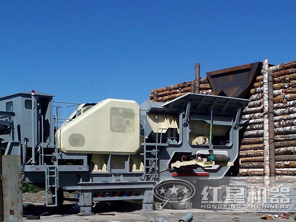 移動(dòng)顎式破碎機(jī)工作現(xiàn)場(chǎng)